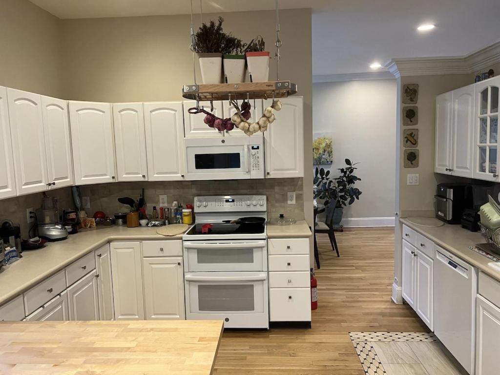 Location! House With Home Office, Gym, More-Cherry Hill Bagian luar foto