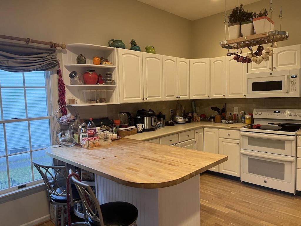 Location! House With Home Office, Gym, More-Cherry Hill Bagian luar foto