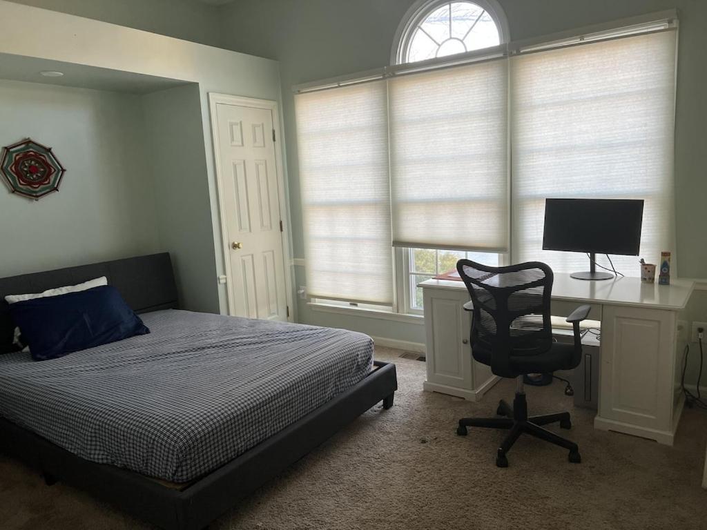Location! House With Home Office, Gym, More-Cherry Hill Bagian luar foto